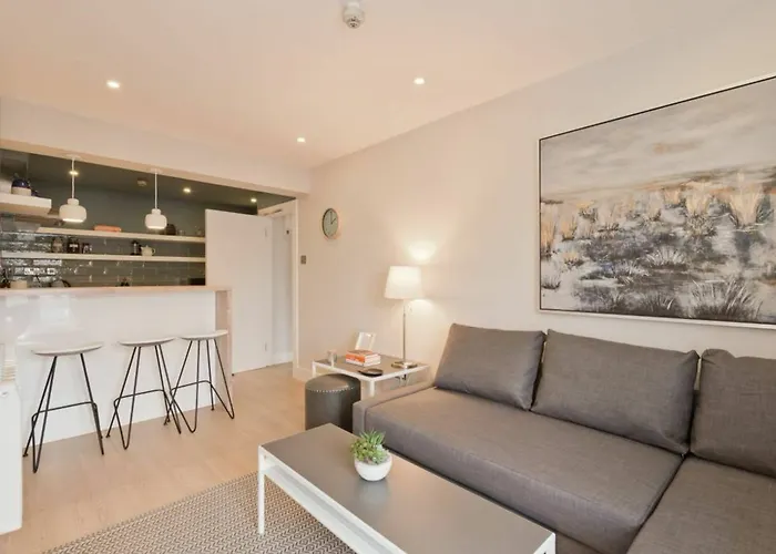 2 Bedroom Apartment In City Centre Sleeps 6