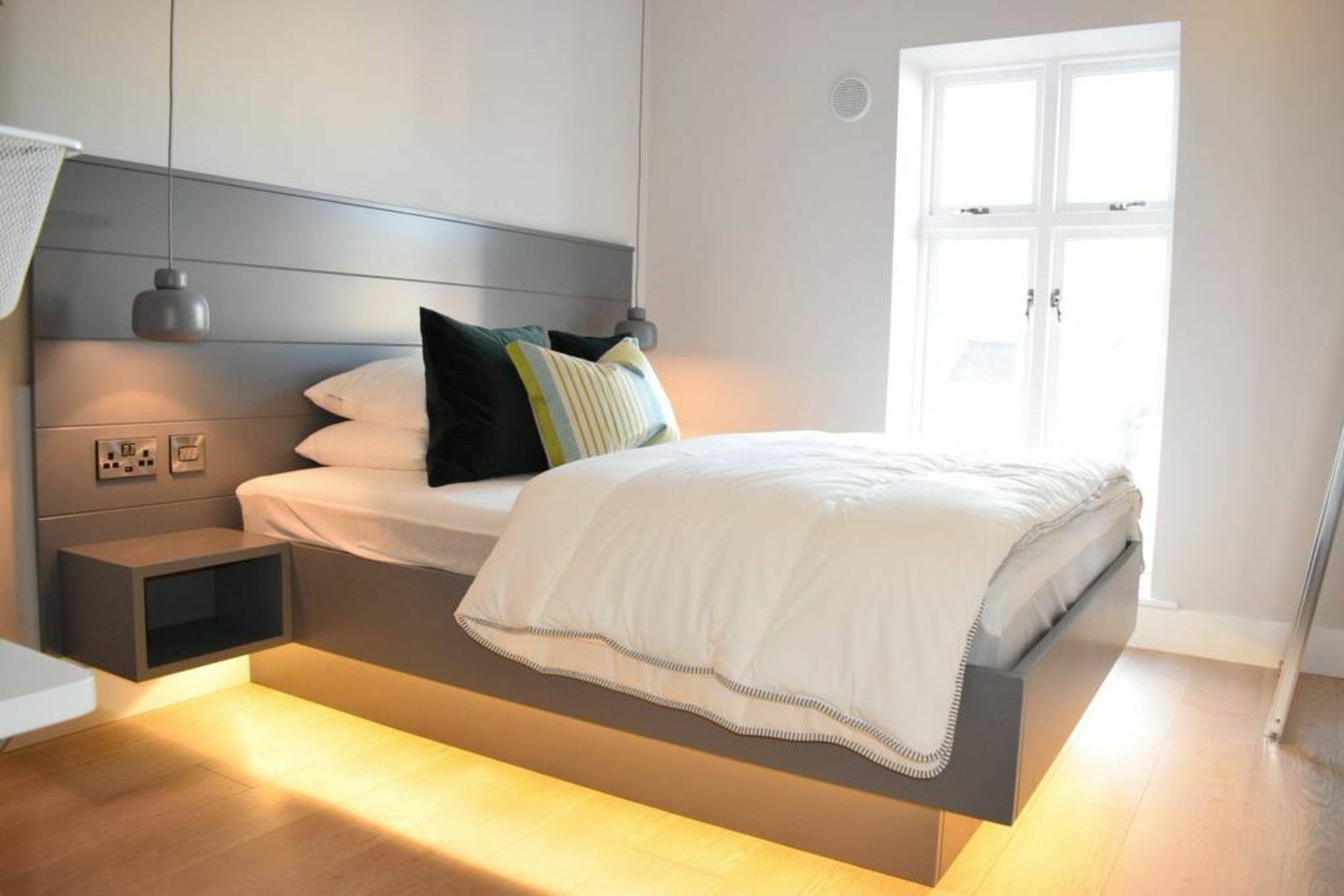 2 Bedroom In Centre Sleeps 6 Apartment